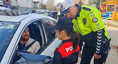 Polis üniforması giyen özel öğrenciler sürücülere trafik kurallarını hatırlattı