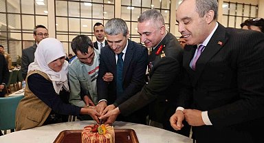 Polislerden özel bireye unutamayacağı doğum günü sürprizi