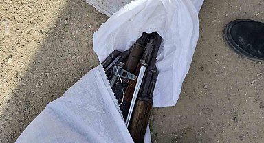 Polisten kaçarken içi kalaşnikof dolu çuvalı yola atan şahıslar yakayı ele verdi