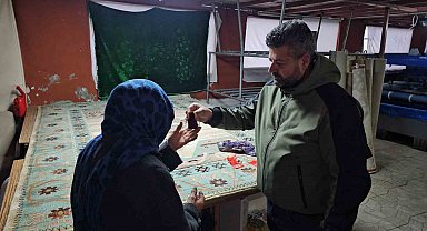 Poşetten insanlık çıktı, halının arasındaki altınlar sahibine ulaştırdı