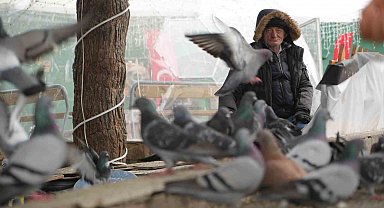"Çocukların Kuşçu Dedesi" kuşlar için meydanı terk etmiyor