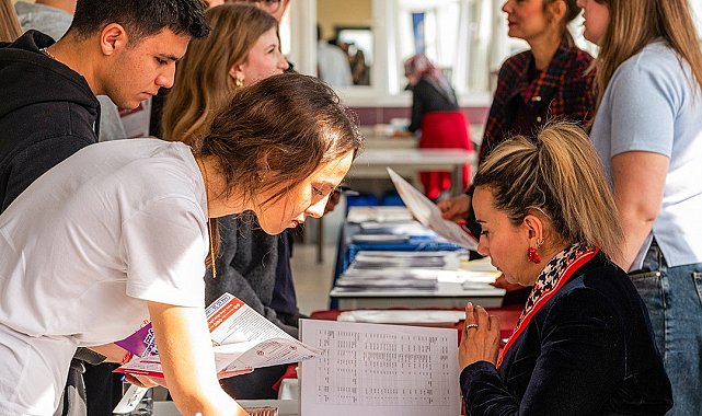Radikal Okullarında kariyer günleri: Uzman isimler öğrencilerle geleceği konuştu