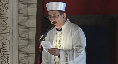 Ramazan ayının son cumasında Hacı Bayram Veli Camii doldu taştı