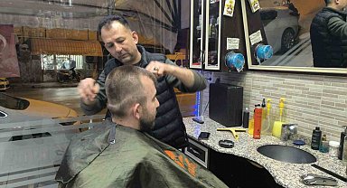 Ramazan Bayramı'nı oturdukları berber sandalyelerinde karşıladılar