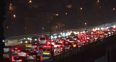 Ramazan Bayramı'nın ikinci gününde gece saatlerinde köprü trafiği devam ediyor