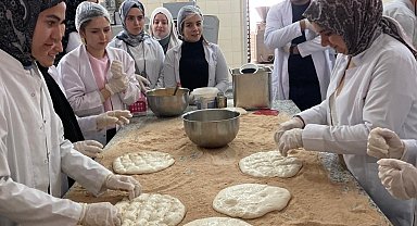 Ramazan pidesinin üretimini yerinde gördüler
