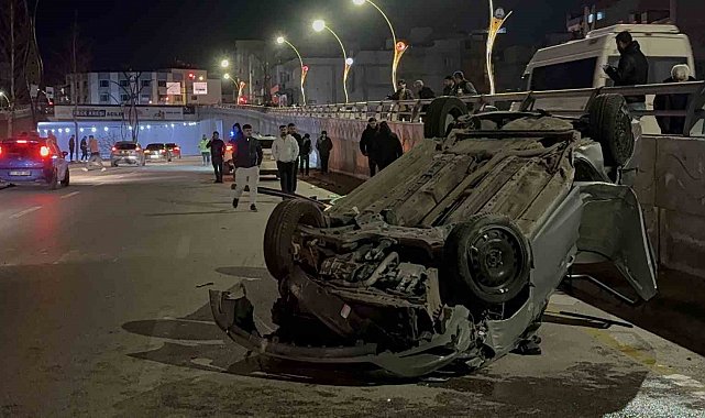 Refüjdeki direğe çarparak karşı şeride geçen otomobil takla attı: 2 yaralı