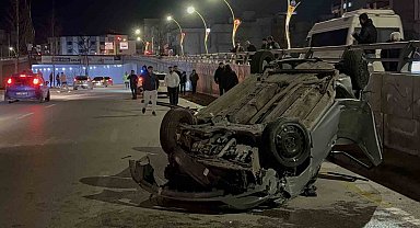 Refüjdeki direğe çarparak karşı şeride geçen otomobil takla attı: 2 yaralı