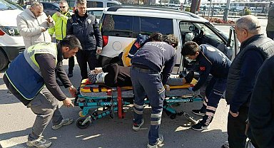 Refüje çarpan otomobil yan yattı: 1 yaralı