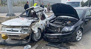Refüje çarpıp karşı şeride geçen otomobil başka araca çarptı: 1 ölü