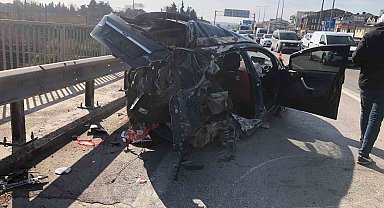 Refüje çarpıp karşı şeride savrulan otomobil su tankerine çarptı: Sürücü ağır yaralı