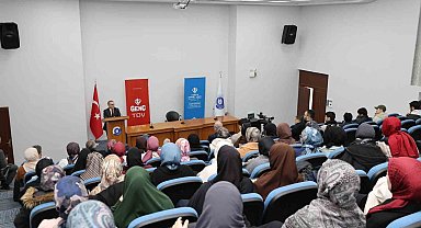 Rektör Prof. Dr. Altun, öğrencilerle kitap tahlili yaptı