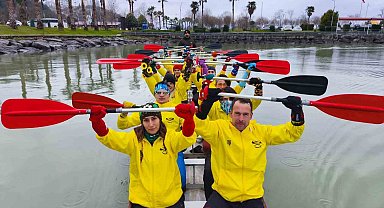 Renkli çoraplarla kürek çekip, Down sendromuna dikkat çektiler