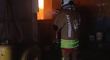 Reyhanlı'da iş yeri alevlere teslim oldu