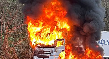 Rize'de arızalanan tır alev alev yandı