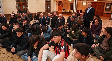 Rize'de öğrenciler cemaati az olan camilerde teravih namazında buluşuyor