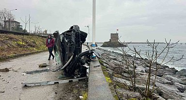 Rize'de takla atan otomobil beton bariyere çarparak denize uçmaktan kurtuldu