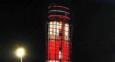 Sabiha Gökçen'de Çanakkale ruhu gökyüzüne yansıdı: ATC, Türk bayrağı renkleriyle aydınlatıldı