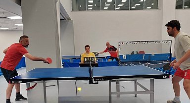 Sağlık çalışanları masa tenisi turnuvasında buluştu