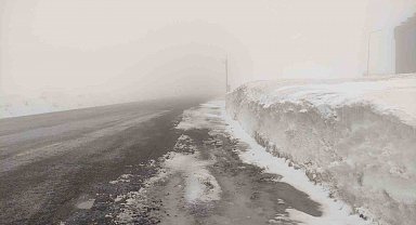 Sahara geçidinde yoğun sis ulaşımı olumsuz etkiliyor