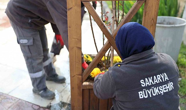 Sakarya'da caddeler, parklar ve camiler bayrama hazır hale geldi