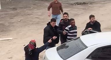 Sakarya'da hareketli dakikalar: Firariyi vermemek için polise direndiler