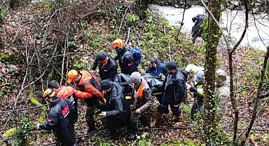 Sakarya'da iki gündür haber alınamayan vatandaşın cansız bedeni zorlu araziden çıkartıldı