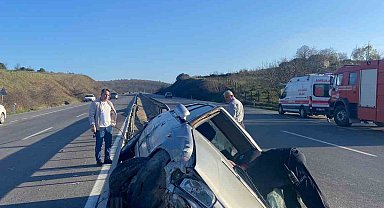 Sakarya'da kontrolden çıkan otomobildeki 2 kişi yaralandı