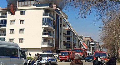 Salihli'de 4 katlı bina alevlere teslim oldu