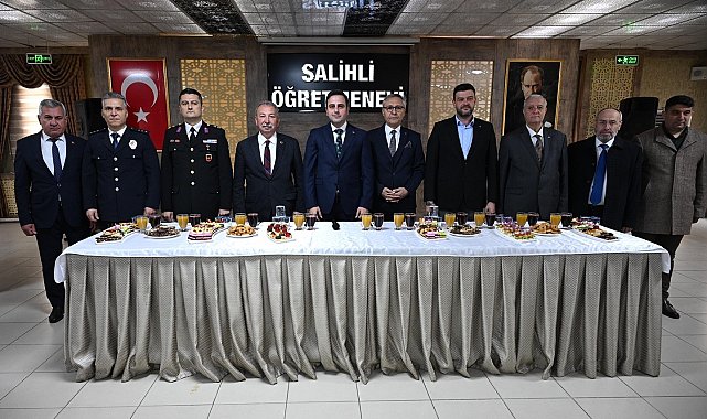 Salihli'de protokol ve vatandaşlar bayramlaştı