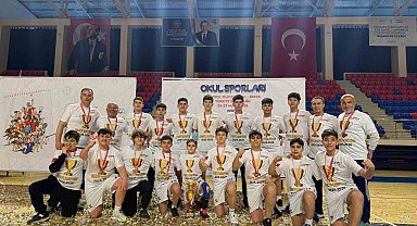 Salihli'nin yıldızları Hentbol'de Türkiye şampiyonu