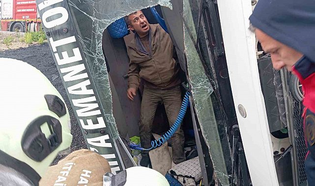 Samandağ'da devrilen tırın sürücüsü yaralandı