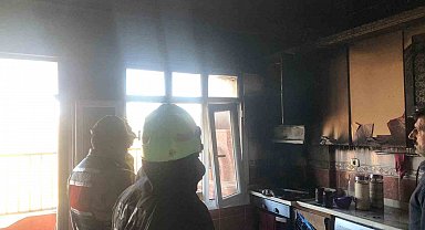 Samandağ'da evin mutfağından alevler yükseldi