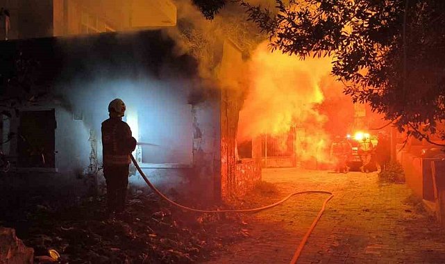 Samandağ'da metruk ev yangını