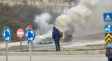 Samsun'da otomobil alevlere teslim oldu