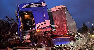 Samsun'da tır devrildi: 1 yaralı