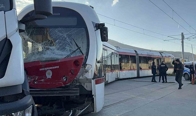 Samsun'da tramvay ile kamyon çarpıştı: 3 yaralı