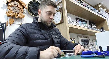 Samsun'un en genç saat tamircisi, zamana ayar veriyor