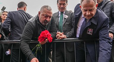 Sanatçı Volkan Konak ölümünün 1. yıldönümünde mezarı başında anıldı