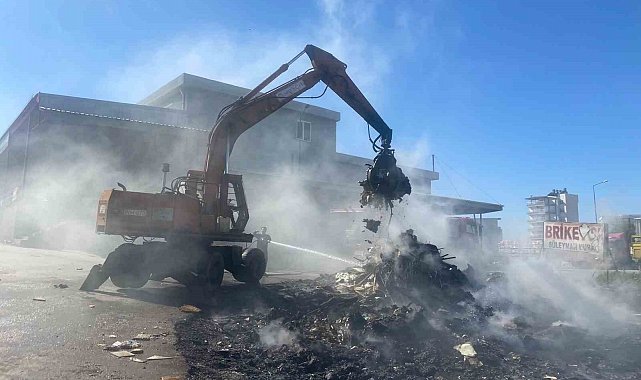 Sanayi sitesinde hurda yangını iş yerlerine sıçramadan söndürüldü