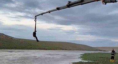 Şanlıurfa'da dere sularına kapılan traktör sürücüsü vinçle kurtarıldı