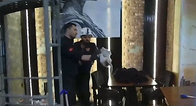 Şanlıurfa'da havalandırma boşluğunda mahsur kalan kedi kurtarıldı