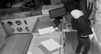 Şanlıurfa'da kuyumcuda hırsızlık anı kameraya yansıdı