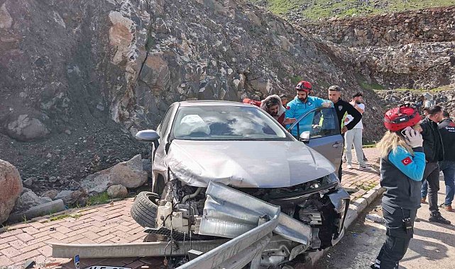 Şanlıurfa'da otomobil bariyerlere çarptı: 3 yaralı