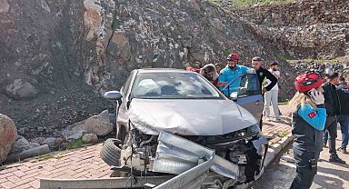 Şanlıurfa'da otomobil bariyerlere çarptı: 3 yaralı