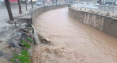 Şanlıurfa'da sağanak yağış cadde ve sokakları göle çevirdi