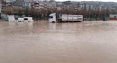 Şanlıurfa'da sağanak yağış sele dönüştü: Ev ve oteli su bastı