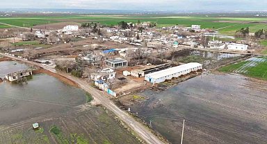 Şanlıurfa'da şiddetli yağışlar tarlaları göle çevirdi