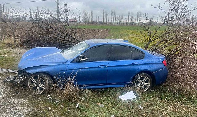 Şarampole giren otomobilde 3 kişi yaralandı