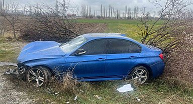 Şarampole giren otomobilde 3 kişi yaralandı